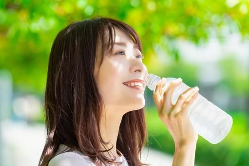 水を飲む女性