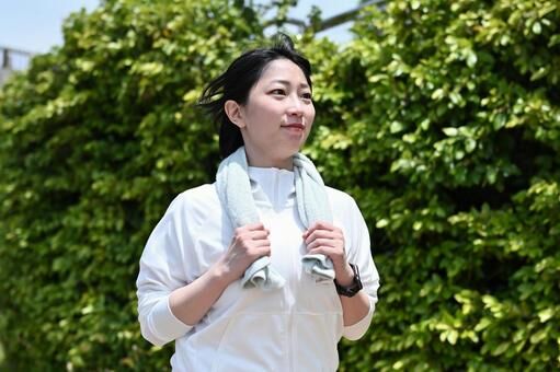 運動する女性の写真
